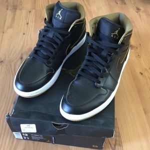 Almost new black and gold Jordan 1 size 12